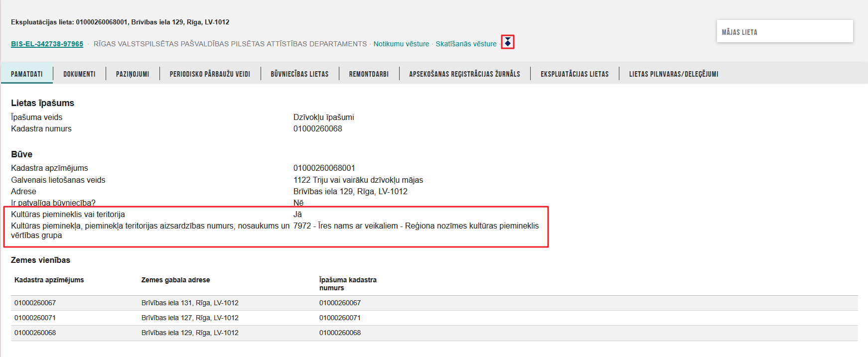 Attēls. Ekspluatācijas lietā norādītajai ēkai ir uzstādīta pazīme ‘Kultūras piemineklis vai teritorija'.