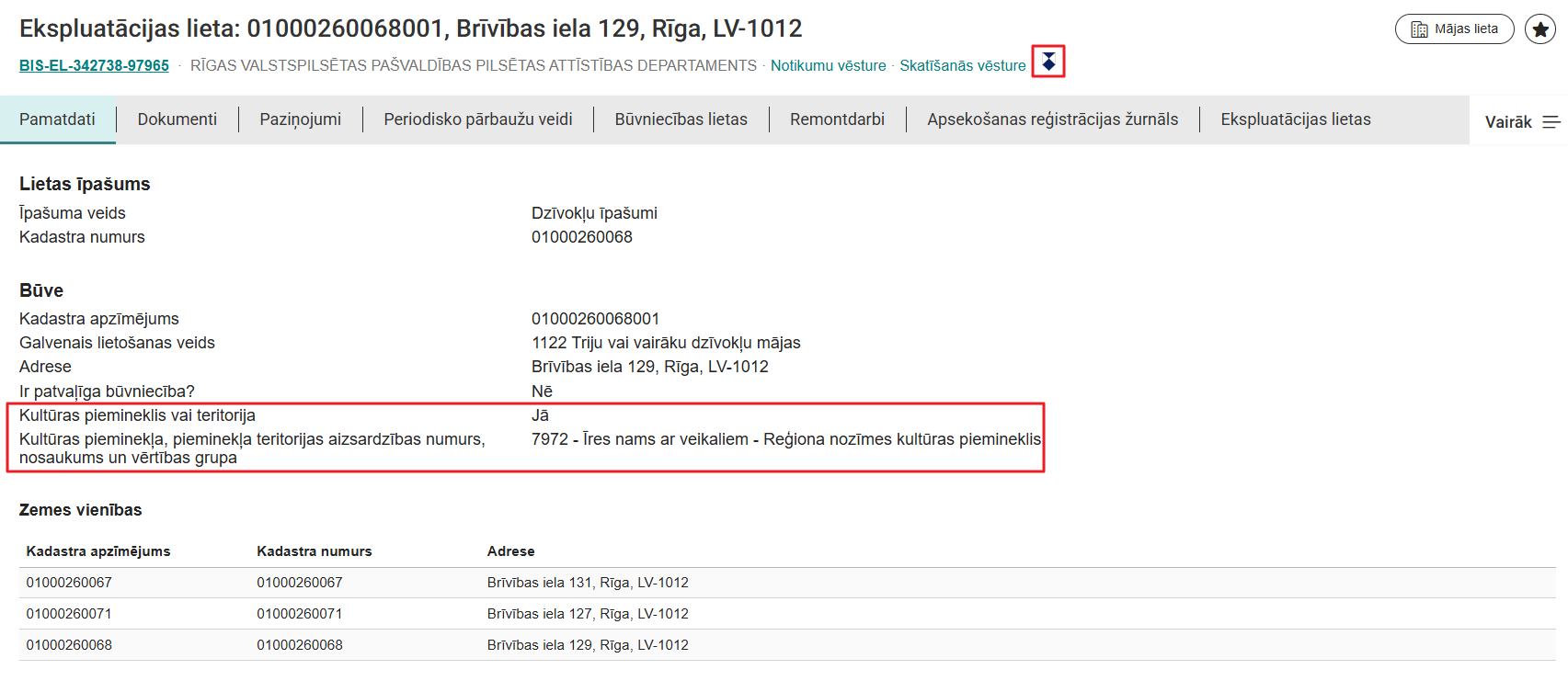 Attēls. Ekspluatācijas lietā norādītajai ēkai ir uzstādīta pazīme ‘Kultūras piemineklis vai teritorija'.